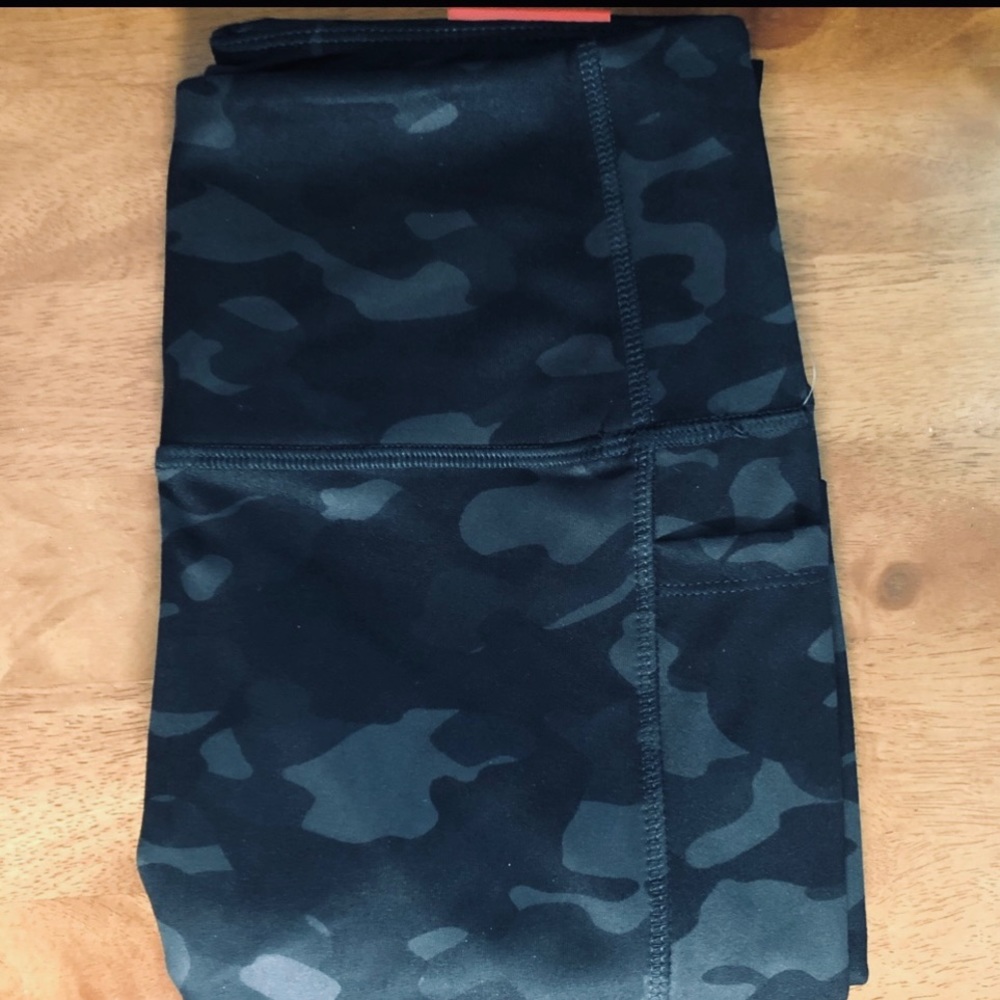 Danskin Camo Print High Rise 7/8 Leggings with Pockets Black Gray NEW
